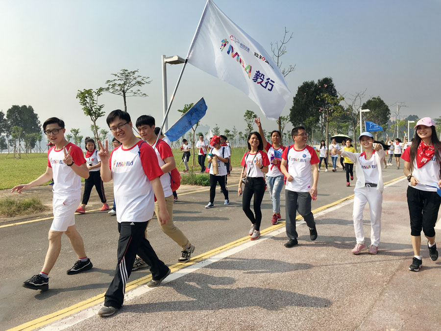 千人徒步中，MBA分隊(duì)成功搶鏡